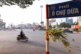 Ô Chợ Dừa (quận Đống Đa) - điểm giao cắt của 6 tuyến phố Xã Đàn, Khâm Thiên, Tôn Đức Thắng, Tây Sơn, Đê La Thành, Ô Chợ Dừa. (Ảnh: Minh Đức/TTXVN)