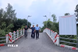 Cây cầu Thiên Phú 1 (xã Long Kiến, tỉnh An Giang) với kinh phí xây dựng gần 500 triệu đồng do ông Lê Quang Trưởng vận động xây dựng năm 2025 góp phần giúp người dân đi lại, vận chuyển hàng hóa thuận lợi. (Ảnh: Công Mạo/TTXVN)