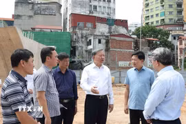Tổng Bí thư, Chủ tịch nước Tô Lâm đi kiểm tra thực địa tại Dự án đầu tư xây dựng đường Vành đai 1 (đoạn Hoàng Cầu-Voi Phục). (Ảnh: Thống Nhất/TTXVN)