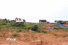 Một công trình phụ của nhà dân tại khu dân cư Đưng K’Nớ 5 (xã Đam Rông 4) đã bị sạt lở xuống bờ taluy âm. (Ảnh: Nguyễn Dũng/TTXVN)