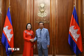 Chủ tịch Thượng viện Campuchia Hun Sen chào đón Phó Chủ tịch Quốc hội Nguyễn Thị Thanh. (Ảnh: Minh Hưng/TTXVN)