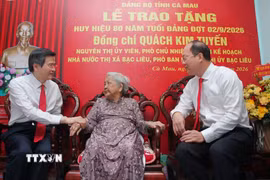 Đồng chí Đoàn Minh Huấn, Ủy viên Bộ Chính trị, Giám đốc Học viện Chính trị Quốc gia Hồ Chí Minh (ngoài cùng, bên trái) và đồng chí Nguyễn Hồ Hải, Ủy viên Trung ương Đảng, Bí thư Tỉnh ủy, Trưởng Đoàn đại biểu Quốc hội tỉnh Cà Mau (bên phải) ân cần thăm hỏi đồng chí Quách Kim Tuyến. (Ảnh: Chanh Đa/TTXVN)