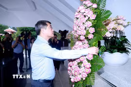 Thủ tướng Lê Minh Hưng dâng hương, hoa tại Khu di tích Nguyễn Sinh Sắc (phường Cao Lãnh, tỉnh Đồng Tháp). (Ảnh: Dương Giang/TTXVN)