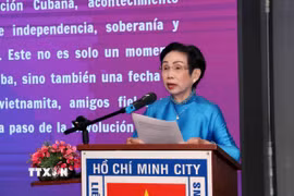 Bà Trương Thị Hiền, Chủ tịch Hội hữu nghị Việt Nam-Cuba Thành phố Hồ Chí Minh, phát biểu chúc mừng. (Ảnh: Xuân Khu/TTXVN)