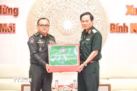 Cục Phát triển, Bộ Quốc phòng Vương quốc Campuchia tặng quà chúc Tết lực lượng vũ trang Quân khu 9. (Ảnh: TTXVN phát)