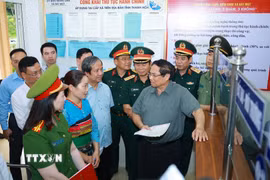 Thủ tướng Phạm Minh Chính kiểm tra chất lượng phục vụ người dân của Trung tâm Phục vụ hành chính công xã Bát Mọt, tỉnh Thanh Hóa. (Ảnh: Dương Giang/TTXVN)