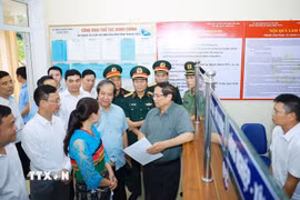 Thủ tướng Phạm Minh Chính kiểm tra chất lượng phục vụ người dân của Trung tâm Phục vụ hành chính công xã Bát Mọt, tỉnh Thanh Hóa. (Ảnh: Dương Giang/TTXVN)