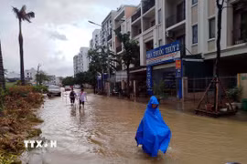 Mưa lớn gây ngập tuyến đường phường Bãi Cháy, tỉnh Quảng Ninh. (Ảnh: Hùng Hiếu/TTXVN phát)