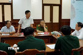 Các lực lượng thảo luận các phương án tìm kiếm tàu cá BĐ 97258 TS. (Ảnh: Đình Quân/TTXVN)