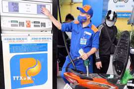 Người dân Hà Nội mua xăng. (Ảnh: Trần Việt/TTXVN)