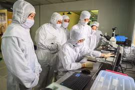 Các nhà khoa học nghiên cứu tại Trung tâm Nano và Năng lượng, trường Đại học Khoa học Tự nhiên, Đại học Quốc gia Hà Nội. (Ảnh: Giang Huy)