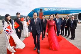 Chủ tịch Quốc hội Trần Thanh Mẫn và Phu nhân đến Seoul, bắt đầu thăm chính thức Hàn Quốc. (Ảnh: Doãn Tấn/TTXVN)