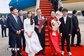 Chủ tịch Quốc hội Trần Thanh Mẫn và Phu nhân đến thủ đô Seoul, bắt đầu thăm chính thức Hàn Quốc. (Ảnh: Doãn Tấn/TTXVN)