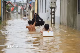 Nước sông Bùi dâng cao khiến nhiều hộ dân bị cô lập, đi lại khó khăn. (Ảnh: Hùng Mạnh/TTXVN)