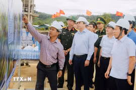 Phó Thủ tướng Lê Tiến Châu cùng Đoàn công tác kiểm tra tiến độ xây dựng Trường phổ thông nội trú liên cấp xã biên giới Huế. (Ảnh: Văn Dũng/TTXVN)
