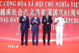 Đại sứ Việt Nam tại Trung Quốc Phạm Thanh Bình cùng đại diện các bộ, ngành Trung Quốc nâng ly chúc mừng kỷ niệm 81 năm Quốc khánh Việt Nam. (Ảnh: Hải Yến/TTXVN)