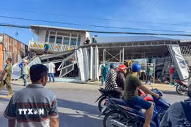 Vụ sạt lở bờ sông Cái Sắn làm ảnh hưởng 4 căn nhà, thiệt hại tài sản gần 2,5 tỷ đồng. (Ảnh: Thanh Liêm/TTXVN)