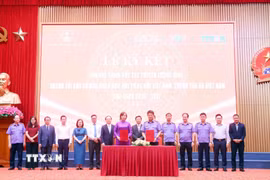 Lễ ký kết chương trình hợp tác truyền thông giữa Viện Kiểm sát Nhân dân Tối cao với Thông tấn xã Việt Nam. (Ảnh: Phạm Kiên/TTXVN)