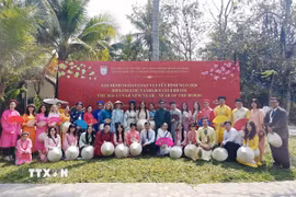 Cán bộ, nhân viên Tổng lãnh sự quán các nước tại Thành phố Hồ Chí Minh có một ngày trải nghiệm văn hóa Việt Nam trong dịp mừng Tết Bính Ngọ. (Ảnh: Xuân Khu/TTXVN)