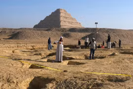 Các nhà khảo cổ Ai Cập khai quật tại khu khảo cổ Saqqara. (Nguồn: AP)