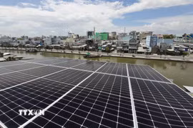 Hệ thống điện năng lượng mặt trời được lắp đặt tại nhà hộ dân. (Ảnh: Tuấn Phi/TTXVN)