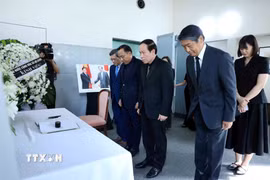 Phó Thủ tướng Lê Tiến Châu tưởng niệm nguyên Thủ tướng Nhật Bản Fukuda Yasuo. (Ảnh: An Đăng/TTXVN)