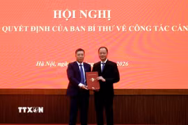 Giáo sư, Viện sỹ Trần Hồng Thái, Ủy viên Trung ương Đảng, Chủ tịch Viện Hàn lâm Khoa học và Công nghệ Việt Nam trao Quyết định bổ nhiệm Giáo sư, Tiến sỹ Trần Đại Lâm (bên trái). (Ảnh: Thu Phương/TTXVN)