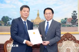 Ông Vũ Ngọc Lý (trái), Tổng Lãnh sự nước Việt Nam tại tỉnh Luang Prabang, Lào đến trình Thư ủy nhiệm lãnh sự của ông Lê Hoài Trung, Bí thư Trung ương Đảng, Quyền Bộ trưởng Ngoại giao, lên Bộ Ngoại giao Lào. (Ảnh: Đỗ Bá Thành/TTXVN)