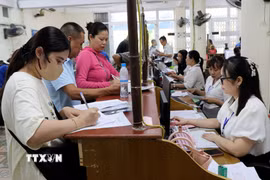 Người dân đến giải quyết thủ tục hành chính tại Trung tâm phục vụ hành chính công phường Nam Định, tỉnh Ninh Bình. (Ảnh: Nguyễn Lành/TTXVN)
