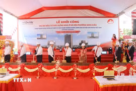 Các đại biểu thực hiện nghi thức lễ khởi công dự án. (Ảnh: Ngọc Thiện/TTXVN)