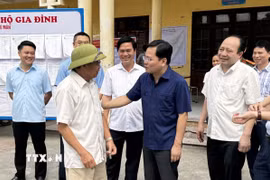 Bí thư Tỉnh ủy Bắc Ninh Nguyễn Anh Tuấn (áo xanh than) động viên người dân tại điểm lấy ý kiến đề án sáp nhập. (Ảnh: Thái Hùng/TTXVN)