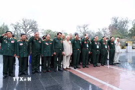 Đoàn đại biểu cựu chiến binh, cựu thanh niên xung phong và dân quân tự vệ tưởng niệm các Anh hùng liệt sỹ. (Ảnh: An Đăng/TTXVN)