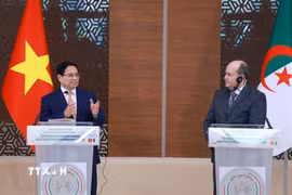 Thủ tướng Phạm Minh Chính và Thủ tướng Algeria Sifi Ghrieb gặp gỡ báo chí hai nước. (Ảnh: Dương Giang/TTXVN)