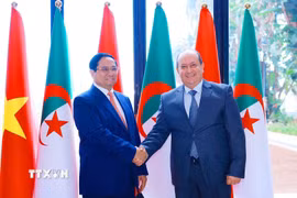 Thủ tướng Algeria Sifi Ghrieb đón Thủ tướng Phạm Minh Chính. (Ảnh: Dương Giang/TTXVN)