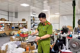 Công an tỉnh Lạng Sơn kiểm tra hàng hóa không có hóa đơn, chứng từ chứng minh nguồn gốc, xuất xứ tại địa điểm kinh doanh online. (Ảnh: TTXVN phát)