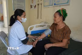 Chăm sóc sức khỏe cho người dân tại Trạm y tế Mậu Thạch, xã Mậu Thạch, tỉnh Nghệ An. (Ảnh: Bích Huệ/TTXVN)