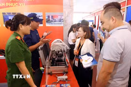 Đông đảo người dân trong nước và quốc tế tham quan các gian hàng phòng cháy chữa cháy và cứu nạn cứu hộ tại triển lãm. (Ảnh: Phạm Kiên/TTXVN)