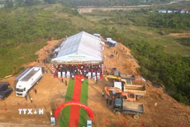 Khởi công dự án Trường phổ thông nội trú liên cấp Tiểu học và Trung học cơ sở tại xã A Lưới 1. (Ảnh: Văn Dũng/TTXVN)