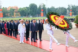 Đoàn đại biểu Ban Chấp hành Trung ương Đảng đến đặt vòng hoa và vào Lăng viếng Chủ tịch Hồ Chí Minh. (Ảnh: An Đăng/TTXVN)
