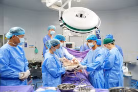 Êkíp thực hiện lấy tạng của người hiến tại Bệnh viện Đa khoa tỉnh Quảng Ninh để tiến hành các quy trình chuyển đến người chờ ghép. (Ảnh: Thế Thiêm/TTXVN phát)