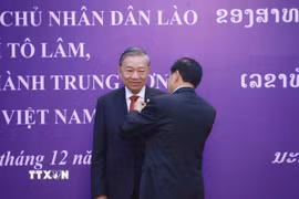 Tổng Bí thư, Chủ tịch nước Lào Thongloun Sisoulith trao tặng Huân chương Vàng Quốc gia của Nhà nước Lào cho Tổng Bí thư Tô Lâm. (Ảnh: Thống Nhất/TTXVN)