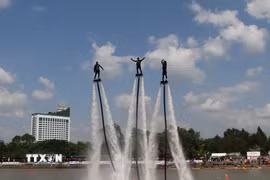 Vận động viên trình diễn các kỹ thuật của môn flyboard. (Ảnh: Hồng Thái/TTXVN)