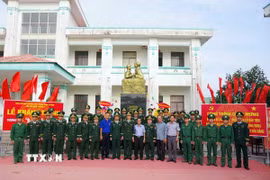 Khánh thành Tượng đài 'Bác Hồ với chiến sỹ Biên phòng' tại Hải đội 2 Bộ đội Biên phòng Cà Mau. (Ảnh: TTXVN phát)