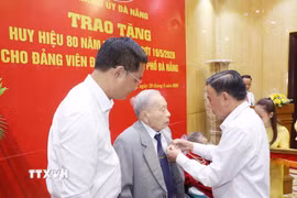 Thường trực Ban Bí thư Trần Cẩm Tú trao Huy hiệu 80 năm tuổi Đảng cho đồng chí Trần Thanh Dân, phường Hải Châu, thành phố Đà Nẵng. (Ảnh: Phương Hoa/TTXVN)