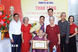 Thường trực Ban Bí thư Trần Cẩm Tú trao Huy hiệu 80 năm tuổi Đảng cho đồng chí Nguyễn Thị Khá, phường An Hải, thành phố Đà Nẵng. (Ảnh: Phương Hoa/TTXVN)