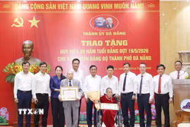 Thường trực Ban Bí thư Trần Cẩm Tú trao Huy hiệu 80 năm tuổi Đảng cho các đảng viên cao tuổi thành phố Đà Nẵng. (Ảnh: Phương Hoa/TTXVN)