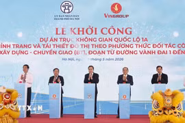 Chủ tịch Quốc hội Trần Thanh Mẫn và đại biểu thực hiện nghi thức phát lệnh khởi công Dự án trục không gian Quốc lộ 1A. (Ảnh: Doãn Tấn/TTXVN)