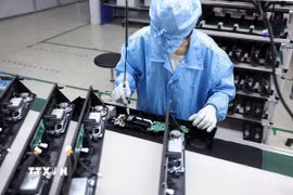 Dây chuyền lắp ráp sản phẩm tại một nhà máy trong Khu công nghiệp Đông Mai, tỉnh Quảng Ninh. (Ảnh: Vũ Sinh/TTXVN)