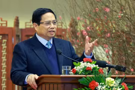 Thủ tướng Phạm Minh Chính chúc mừng năm mới Ất Tỵ ngành ngân hàng. (Ảnh: Dương Giang/TTXVN)