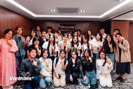 Gặp mặt các sinh viên Việt Nam tại Lãnh sự quán Việt Nam tại Hong Kong năm học 2025-2026. (Nguồn: Vietnam+)